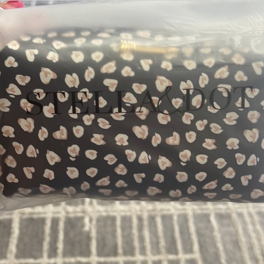 Stella & Dot Wild Hearts Poof